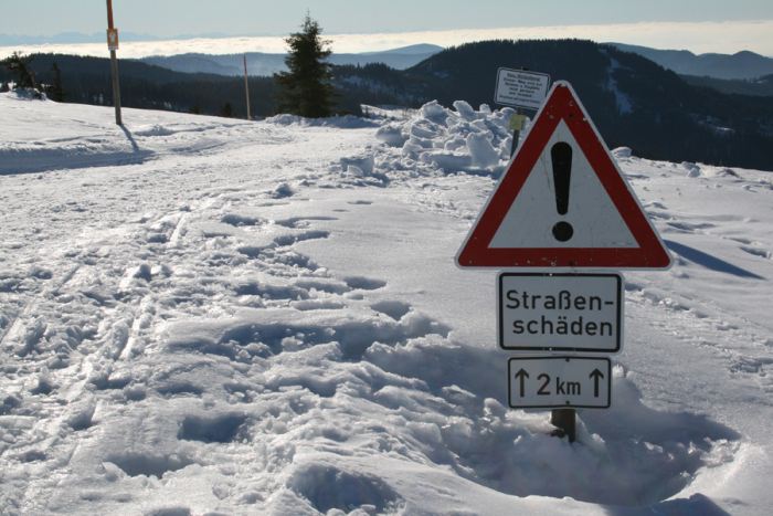 Eingeschneites Schild im Feldbergsattel