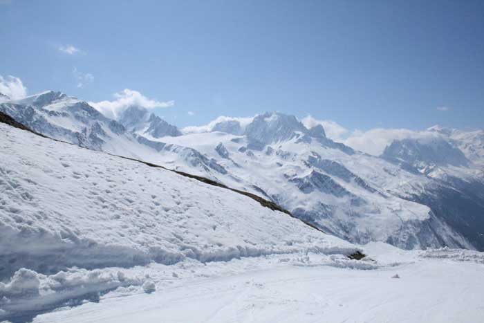 Ausblick auf die schneebedeckten Alpen